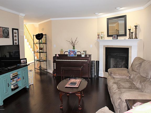4th image of 10 Essex Dr