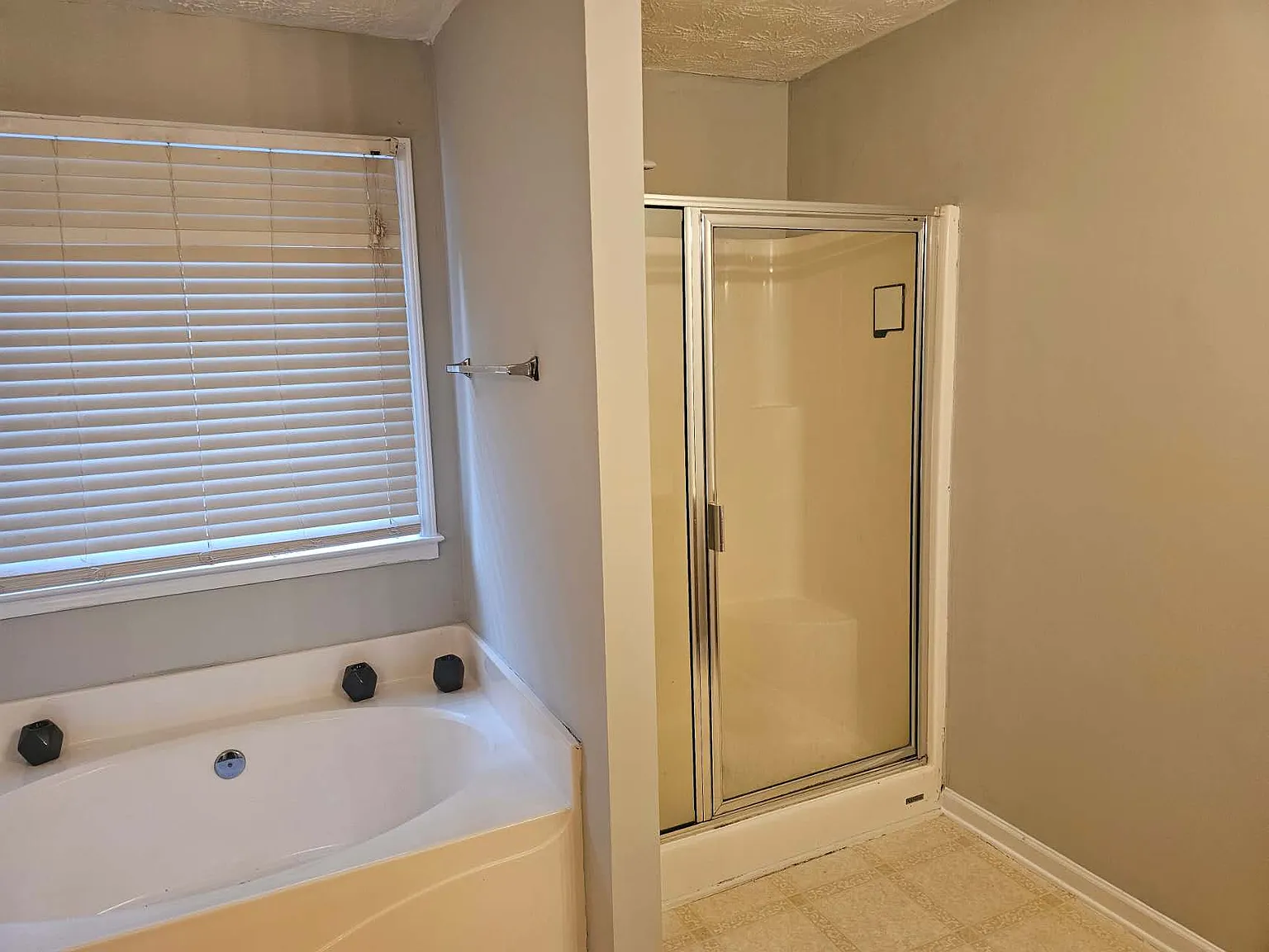 4 bed, 2.5 bath, 2236 sqft, $2,000 — Photo 2