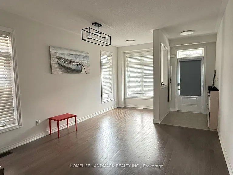 156 Decast Cres — Photo 2