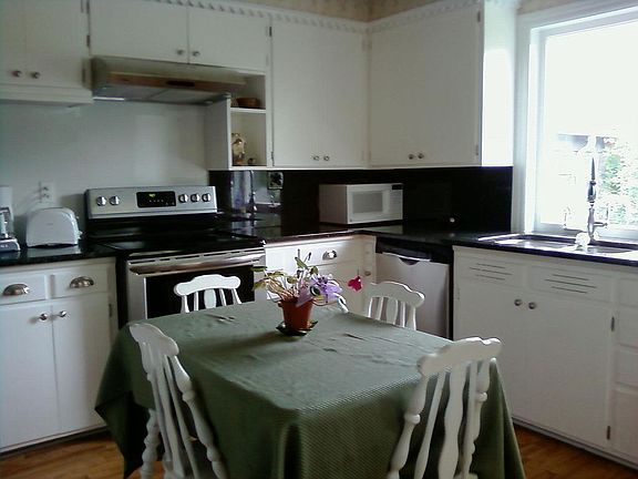 2nd image of 2047 Laurel Ave NE