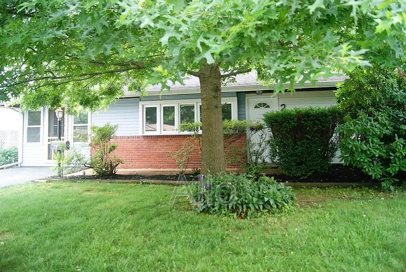 3 bed, 1.0 bath, 1300 sqft, $2,300 — Photo 1