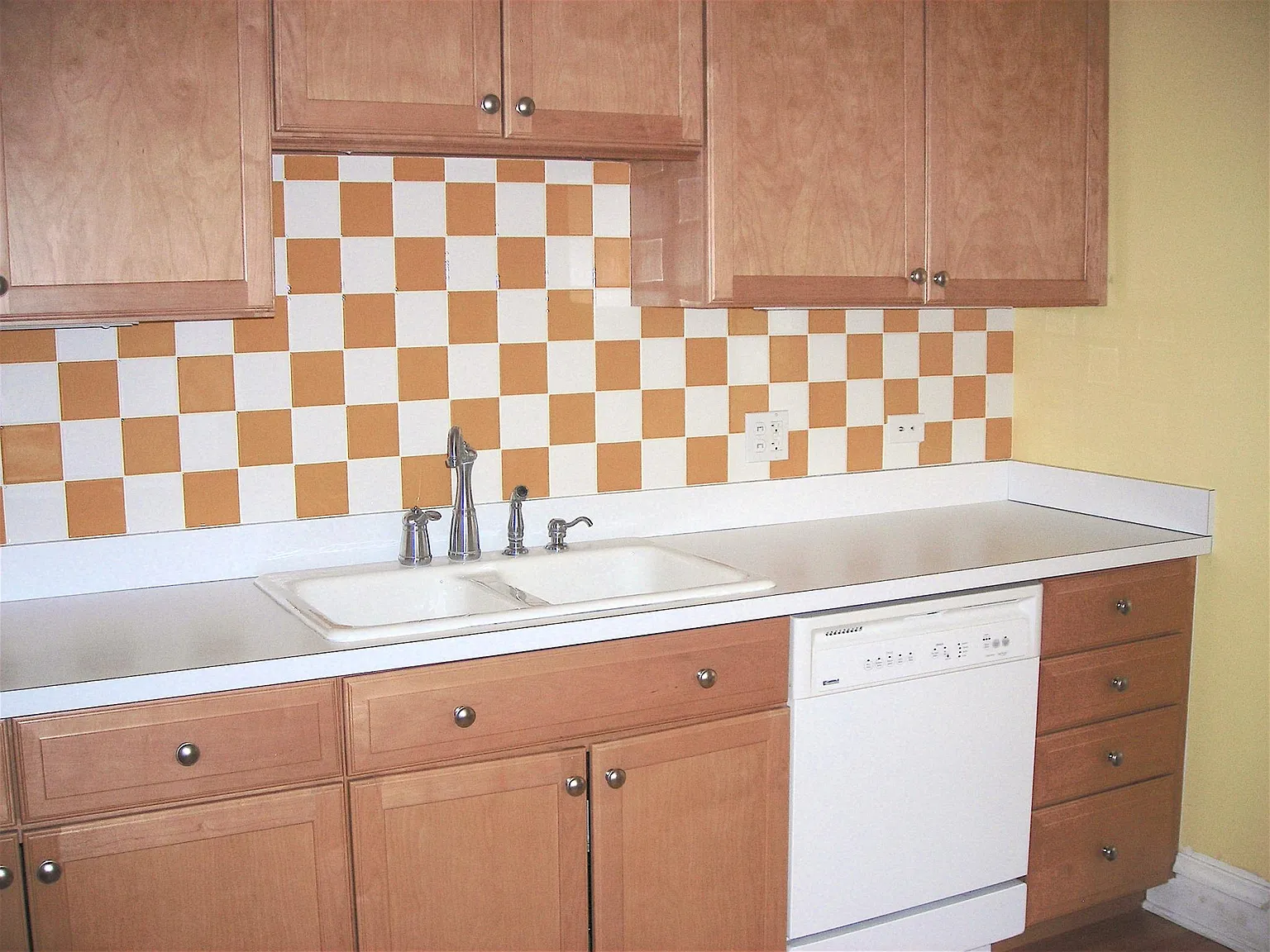 6 bed, 2.5 bath, 2400 sqft, $7,800 — Photo 4