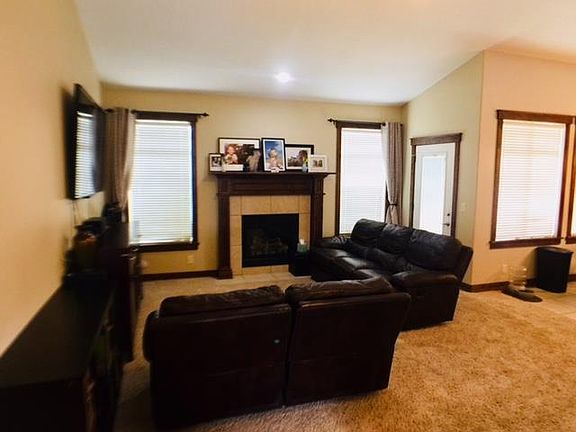 5th image of 1030 Oxbow Ln