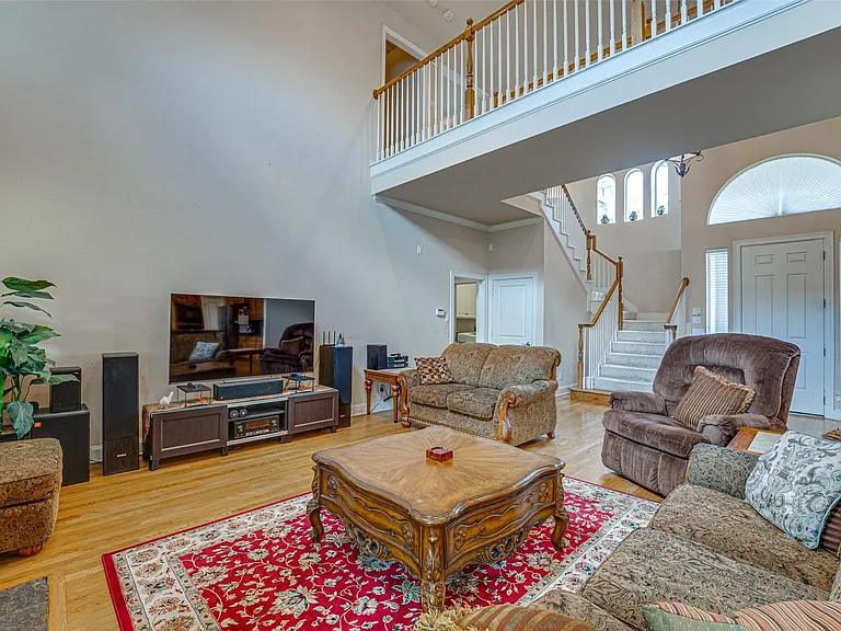 14 Center Ct — Photo 21