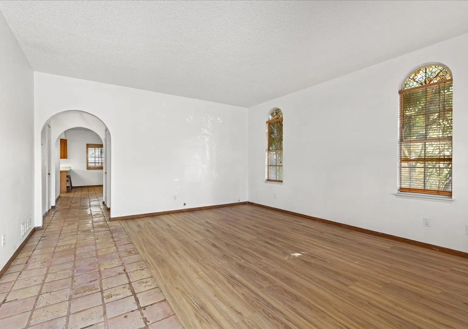 Private Pool and Spa in a 3 Bedroom with New Floors, New Paint — Photo 3