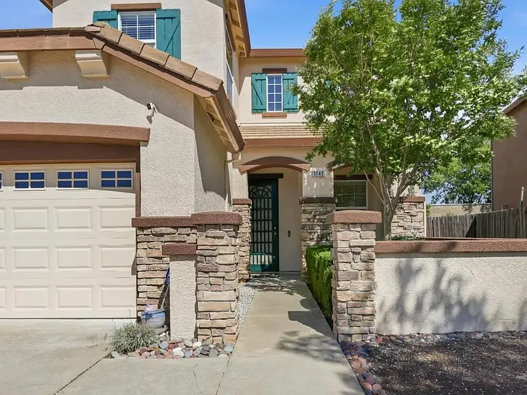 1143 Barnhill Ln — Photo 2