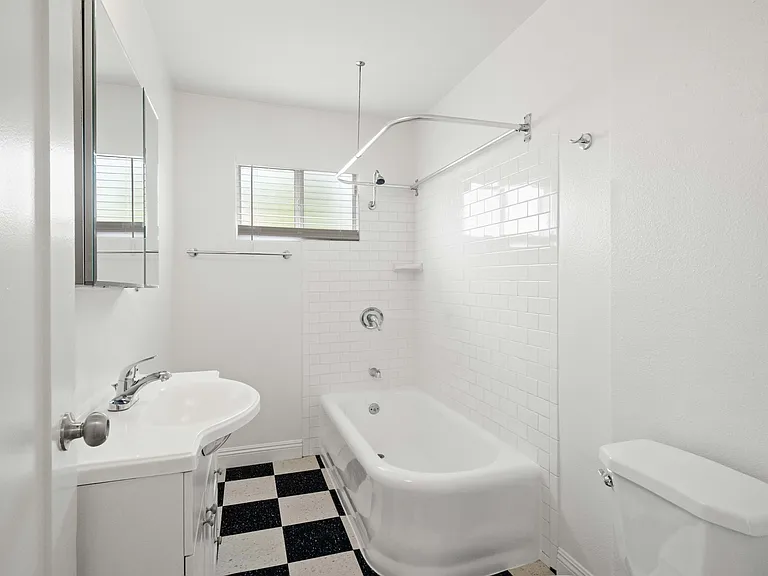 1381 S Orange Dr — Photo 22