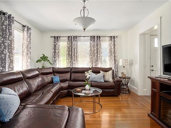 5th image of 106 Wellesley Ave