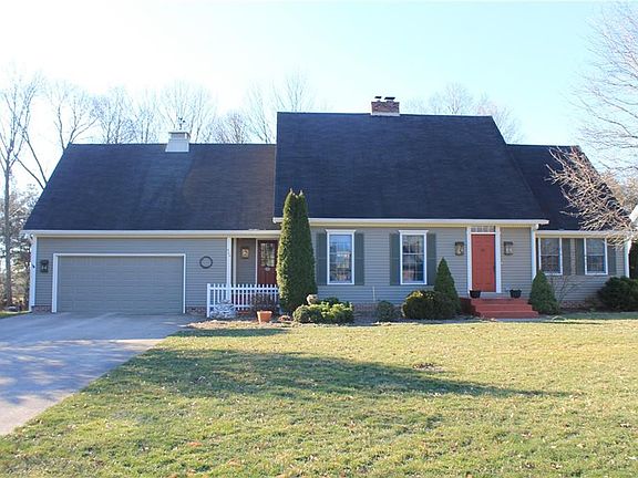 3rd image of 405 Hawthorn Dr