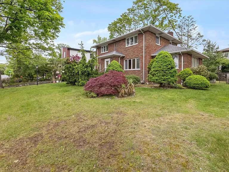 535 Summit St — Photo 33
