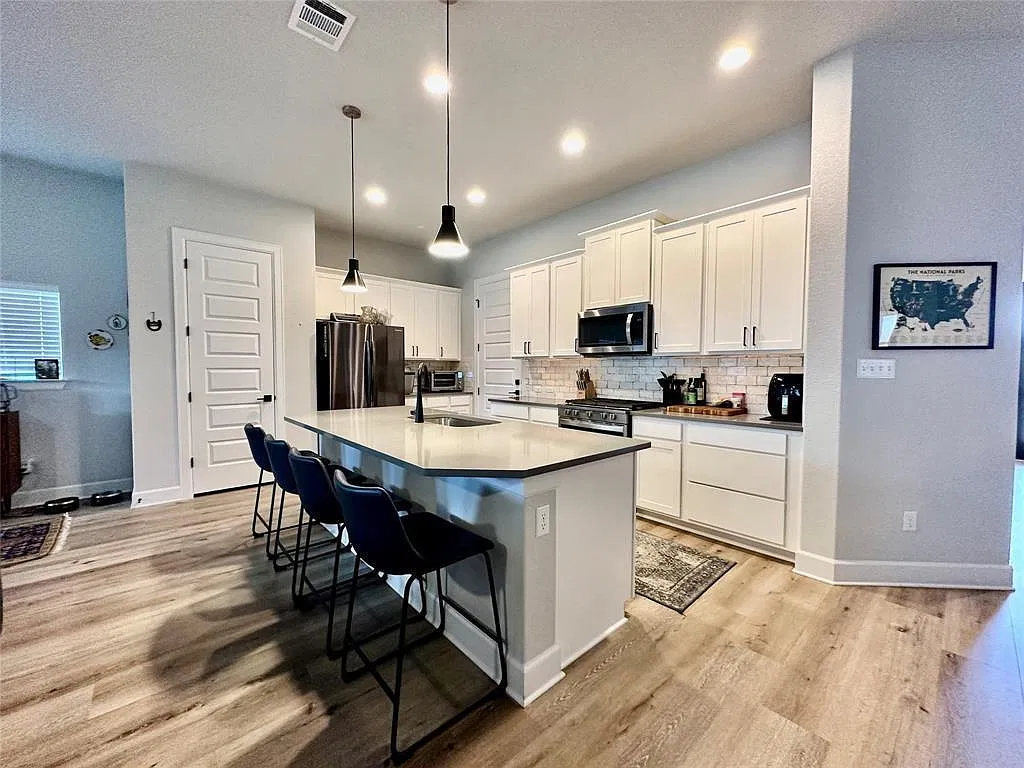3 bed, 2.0 bath, 1632 sqft, $2,950 — Photo 2