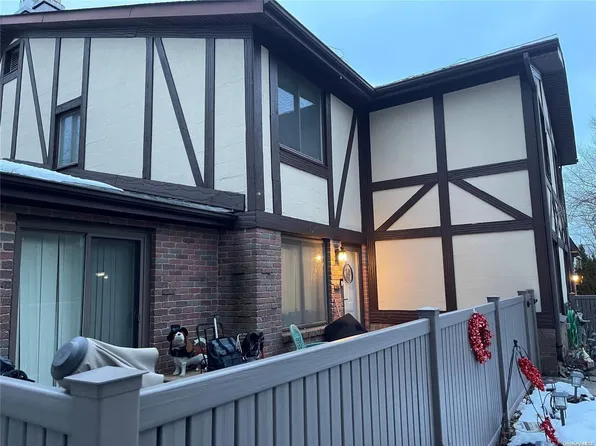 194 Skyline Drive #194, Coram, NY 11727