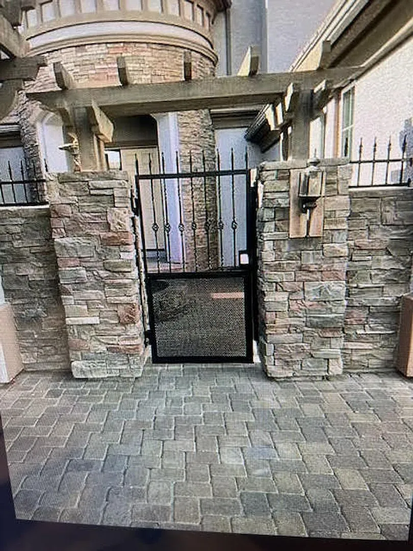 Gated Home in Somersett — Photo 2