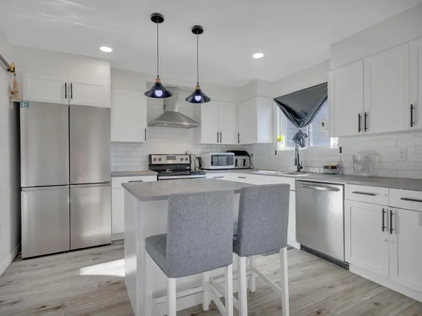 1714 Lakewood Rd S, Edmonton, AB T6K 3Y1