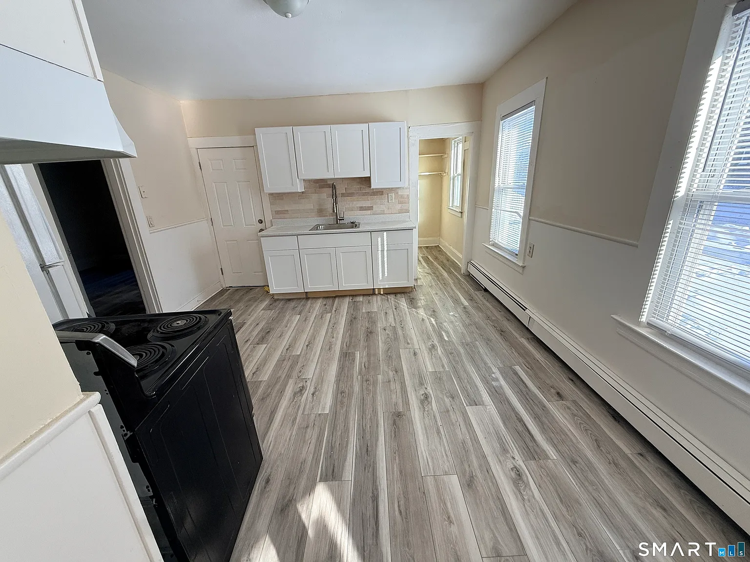 3 bed, 1.0 bath, 1100 sqft, $1,850 — Photo 3