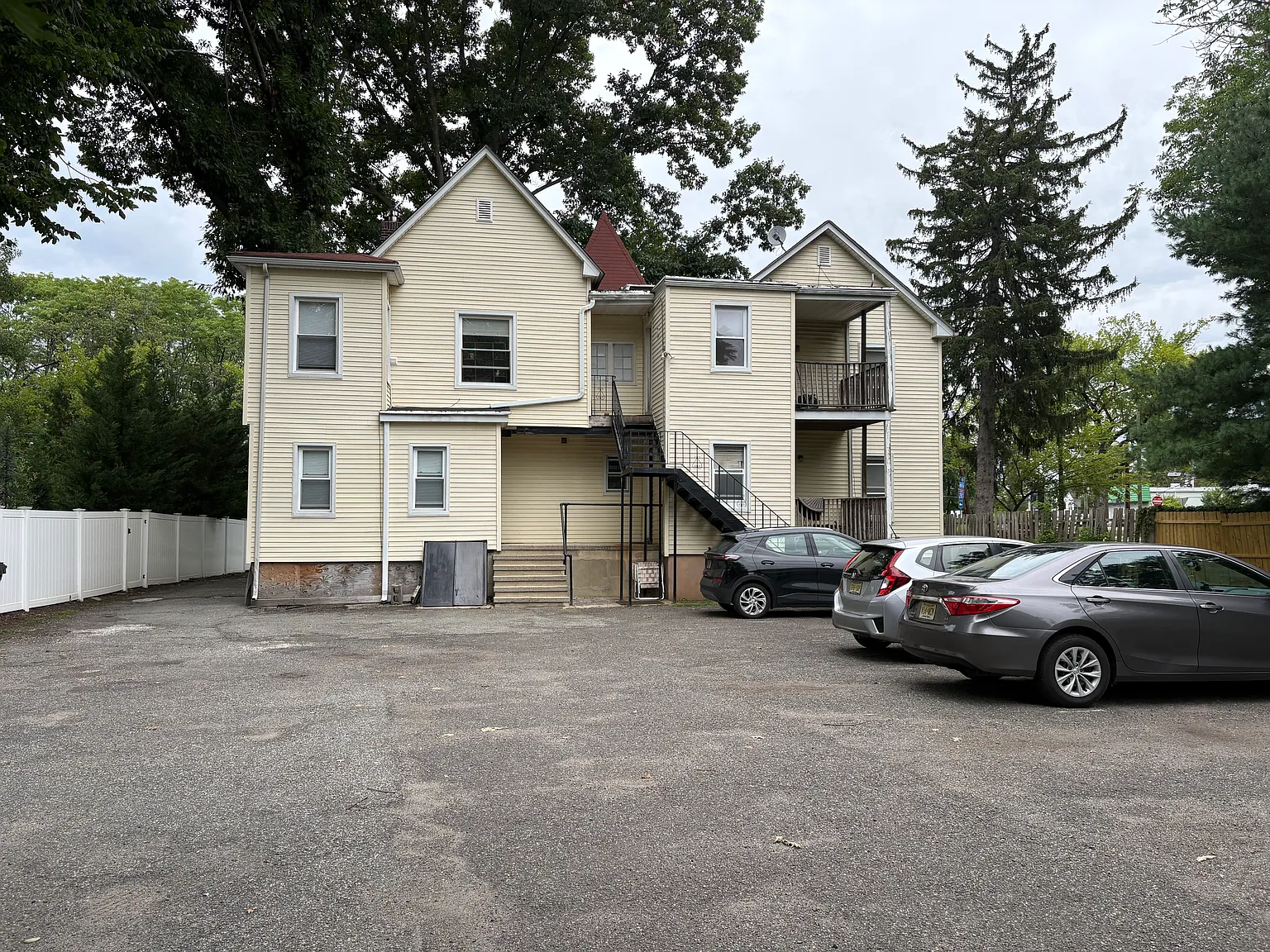 2 bed, 700 sqft, $2,200 — Photo 2