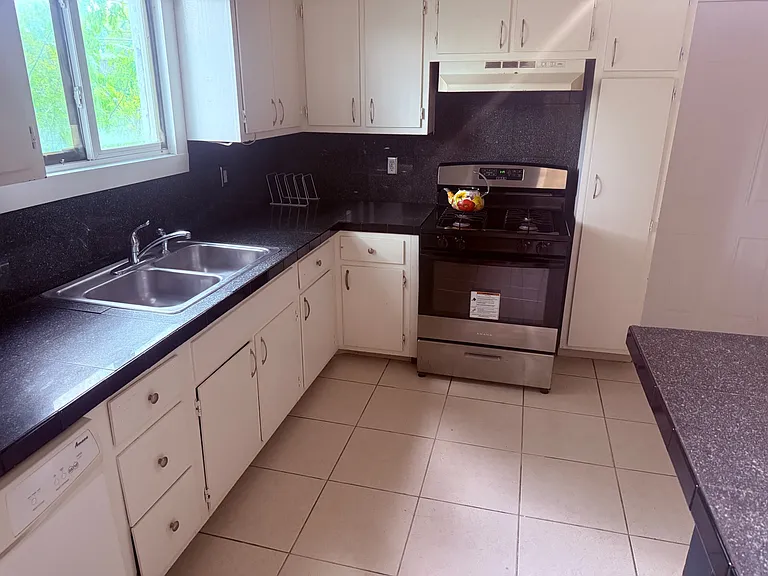285 Richard St — Photo 4