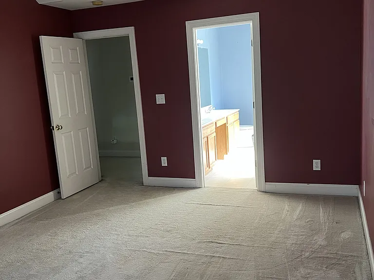 Master Bedroom (Upstairs)