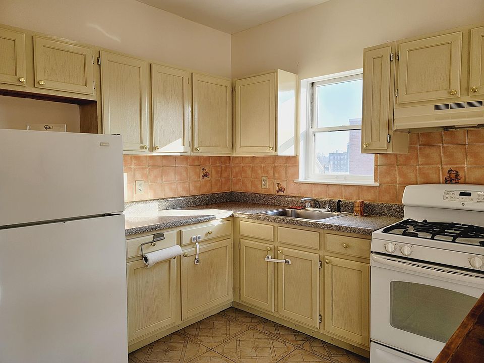 1st image of 1819 E 13th St APT 6R