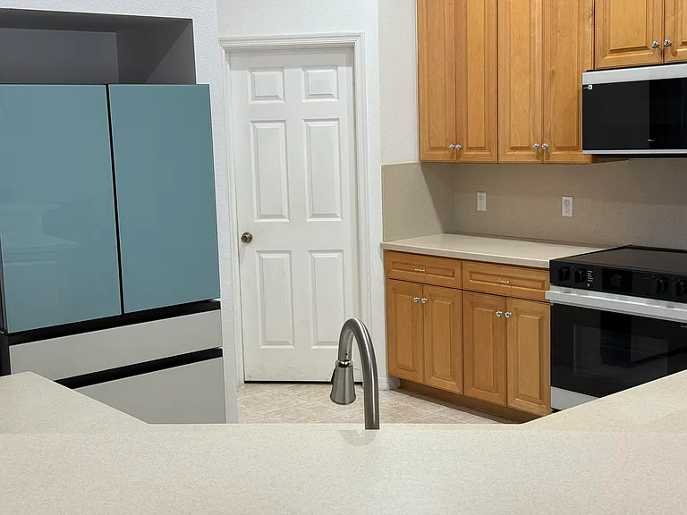 5824 NW Zenith Dr — Photo 3