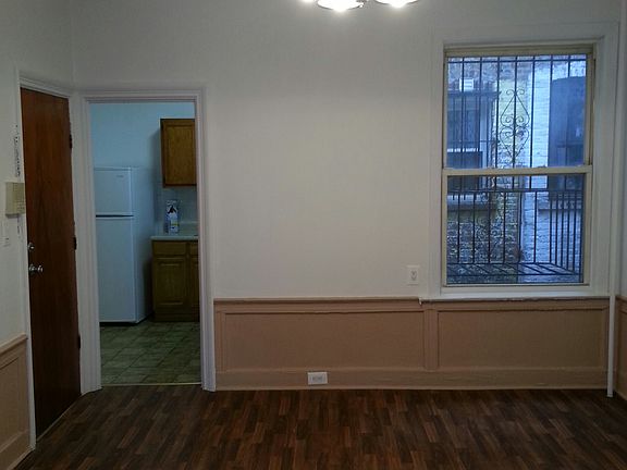 3rd image of 2565 Steinway St