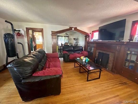 4th image of 117 Easton Ave
