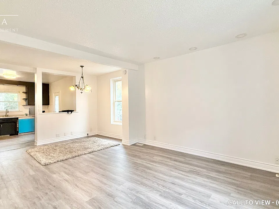 13 Brock St E