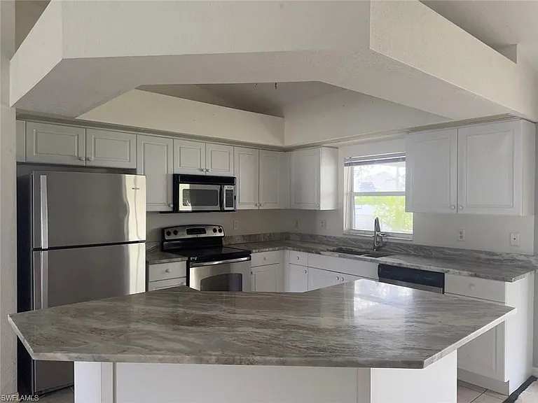 2227 SW 5th Ave — Photo 10