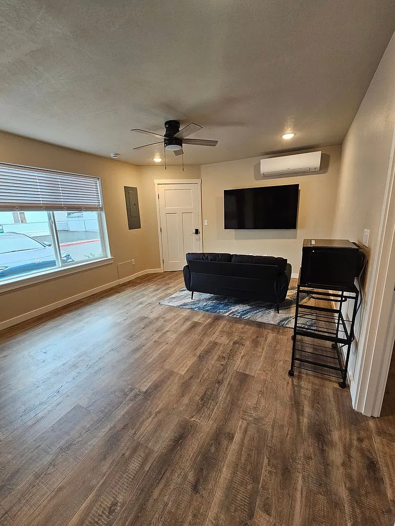 Cozy Furnished Downstairs Unit — Photo 3