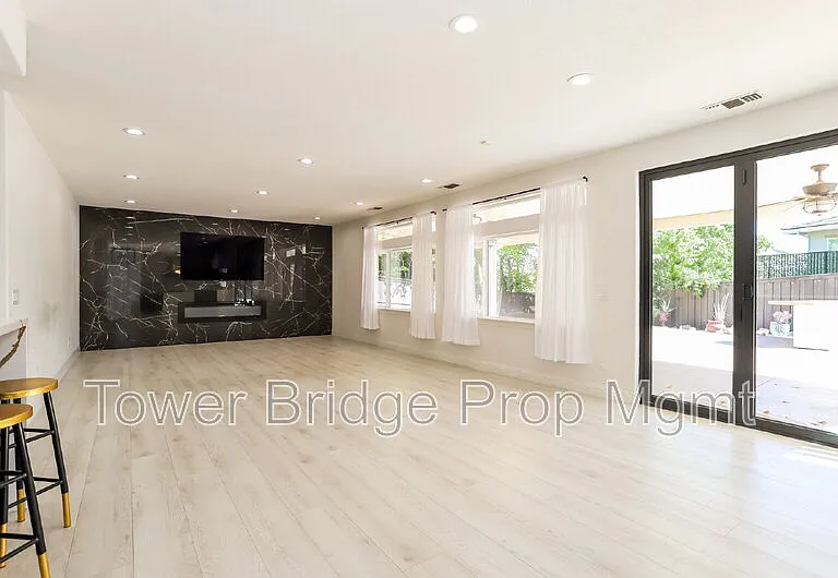1518 Southridge Ct — Photo 2