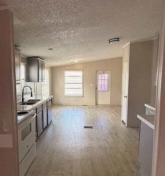 2112 Colonial Dr — Photo 1