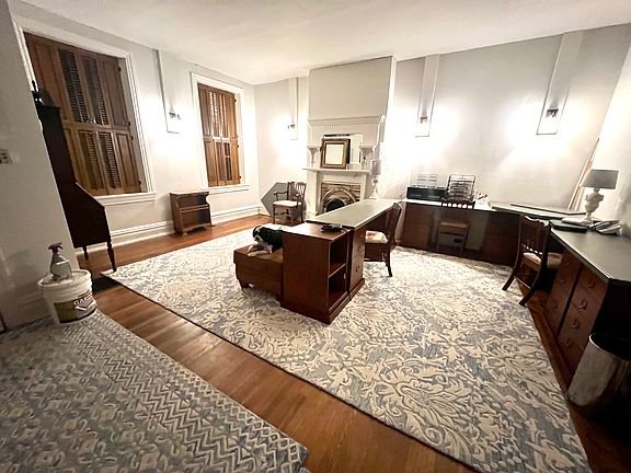 Front Living Room/Office 
1st Floor
21' x 19'