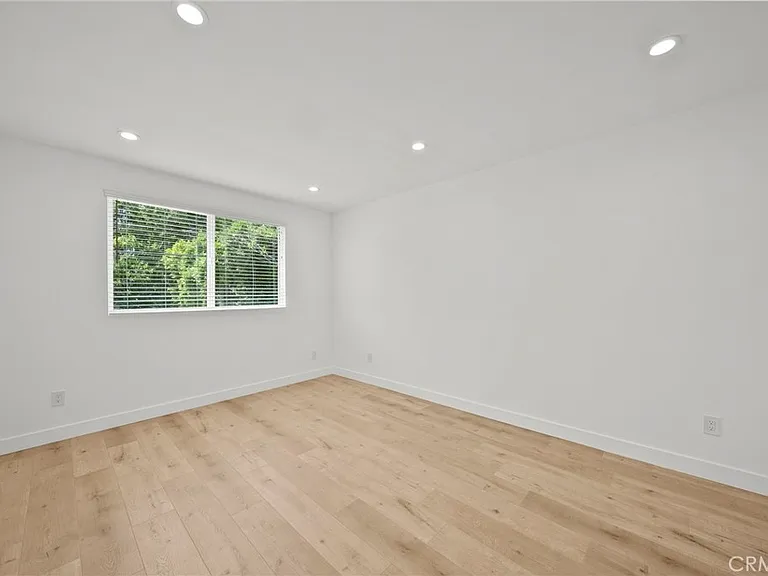 11488 Burbank Blvd — Photo 16