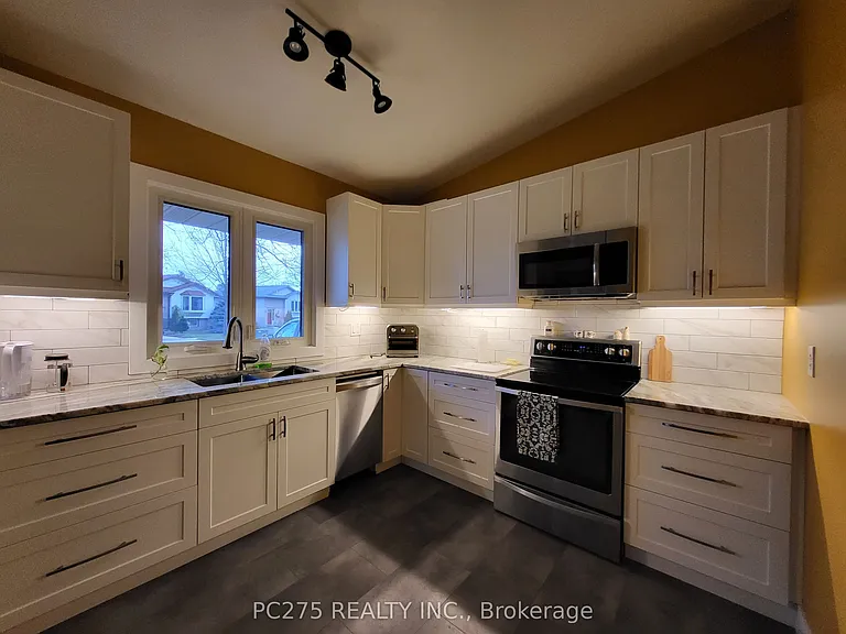 49 Caprice Cres — Photo 2