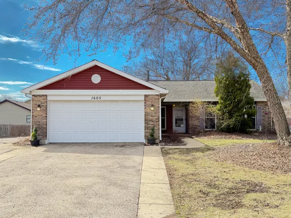 1605 Powder Horn Dr, Algonquin, IL 60102