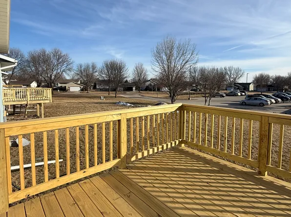 1028 Castlewood Dr, Brookings, SD 57006