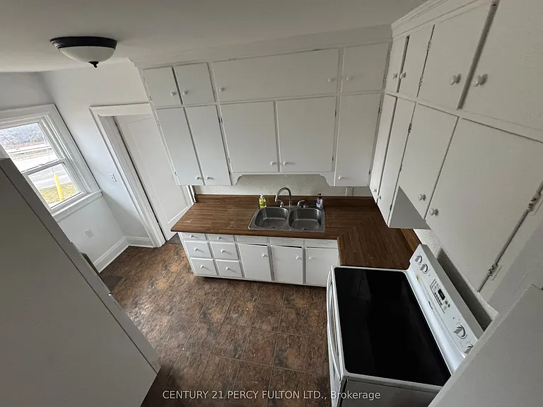 361 Bond St E — Photo 18