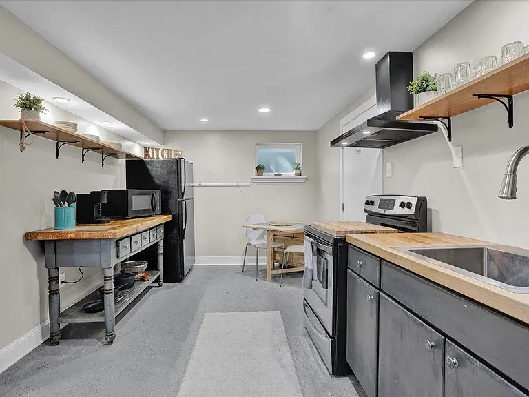 Lower level, #1 Au Pair or In Law Suite, full kitchen