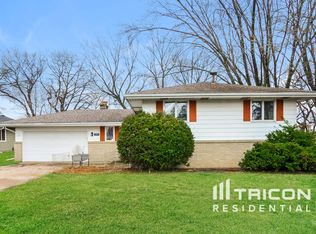 1397 Pinewood Dr, Woodbury, MN 55125