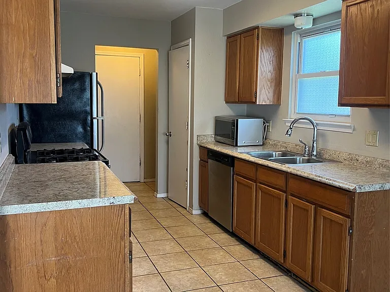1105 W Fredericksburg St — Photo 8