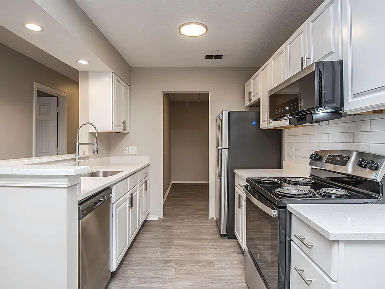 Summerfield Apartments — Photo 14