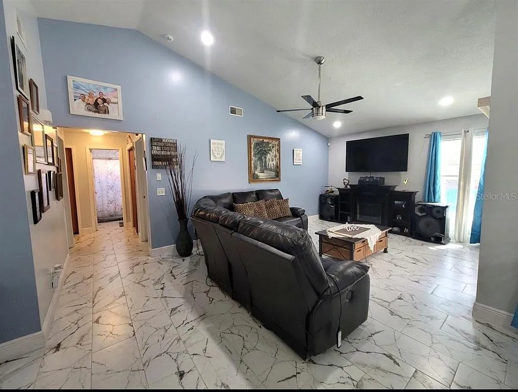 3 bed, 2.0 bath, 1280 sqft, $2,600 — Photo 2
