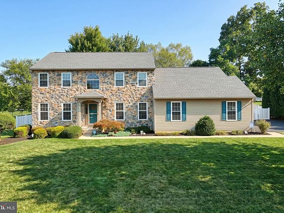 3rd image of 2851 Primrose Ln N