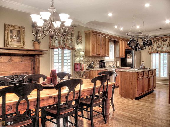 4th image of 560 Stoneybrook Dr