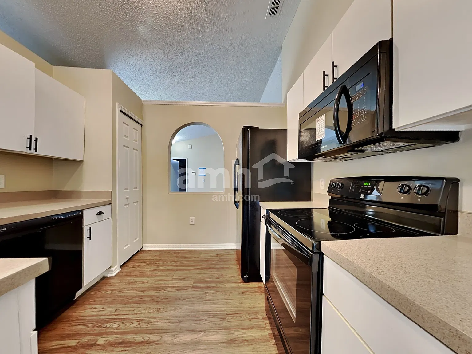 3 bed, 2.0 bath, 1324 sqft, $1,915 — Photo 3