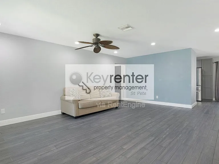 5923 19th St NE — Photo 3