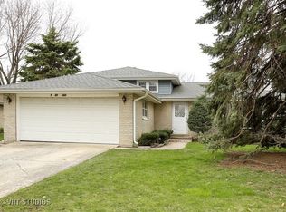 9S182 Cumnor Rd, Downers Grove, IL 60516