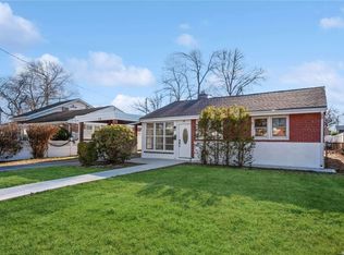 39 Wood Ln, Valley Stream, NY 11581