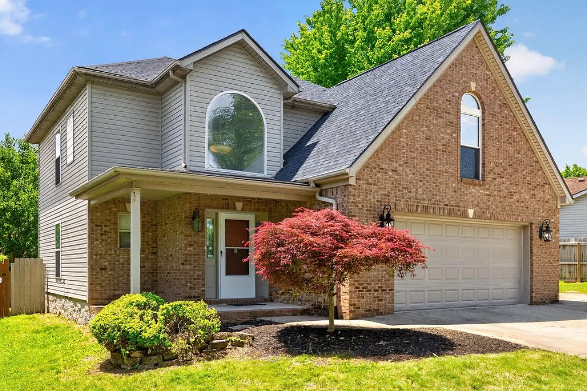 4 bed, 2.5 bath, 1900 sqft, $2,449 — Photo 1