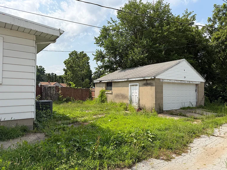 610 E Lawrence St — Photo 16